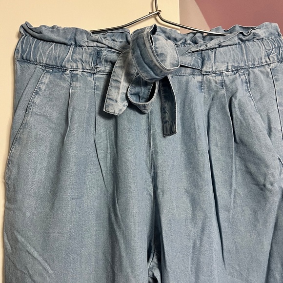 STRADIVARIUS LIGHT BLUE WASH FLOWY JEANS STYLE PANTS SIZE SMALL - Picture 2 of 5